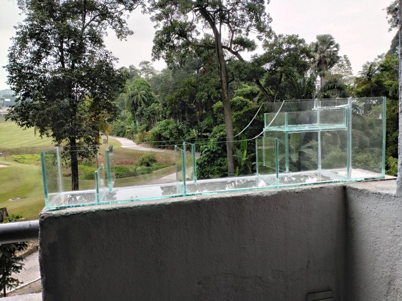 Sumptank custom panjang dengan pemandangan luar