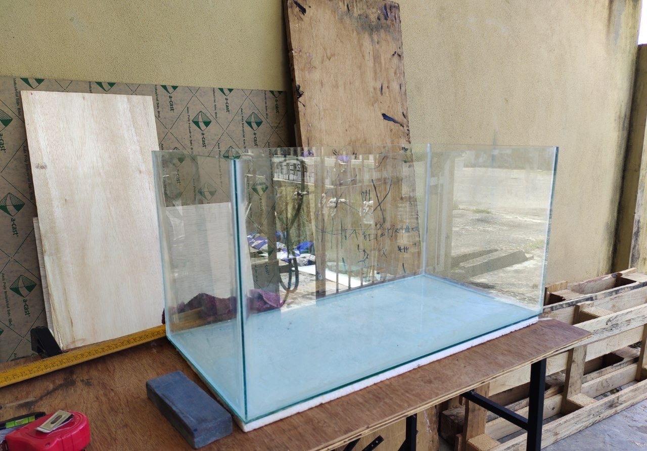 Aquarium dalam proses pembuatan di bengkel